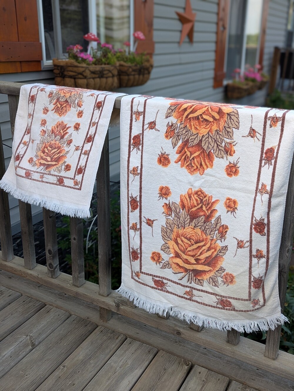 🤎🌼VTG 70s Pair Cotton Rust Roses 2 Towels Bathroom Decor Rare Hand Bath Orange